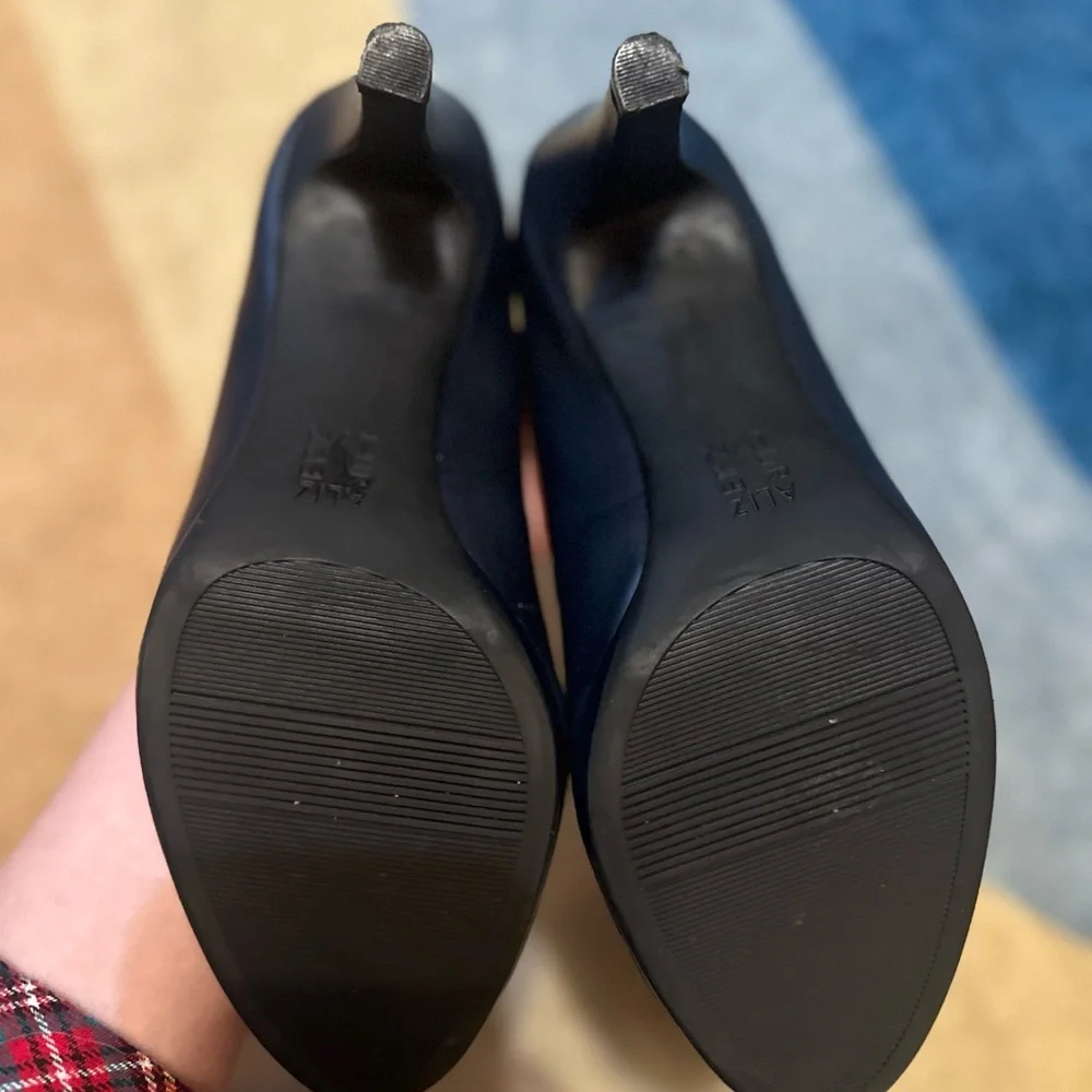 Naturalizer Classic Navy Heels - Picture 4 of 4